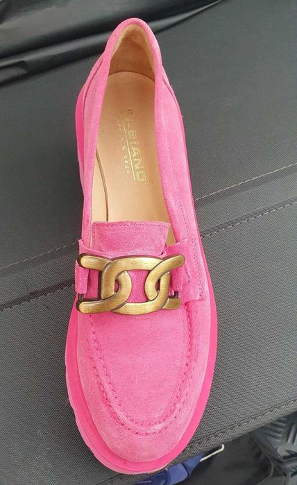 Цикламени мокасини от естествен велур с катарама.