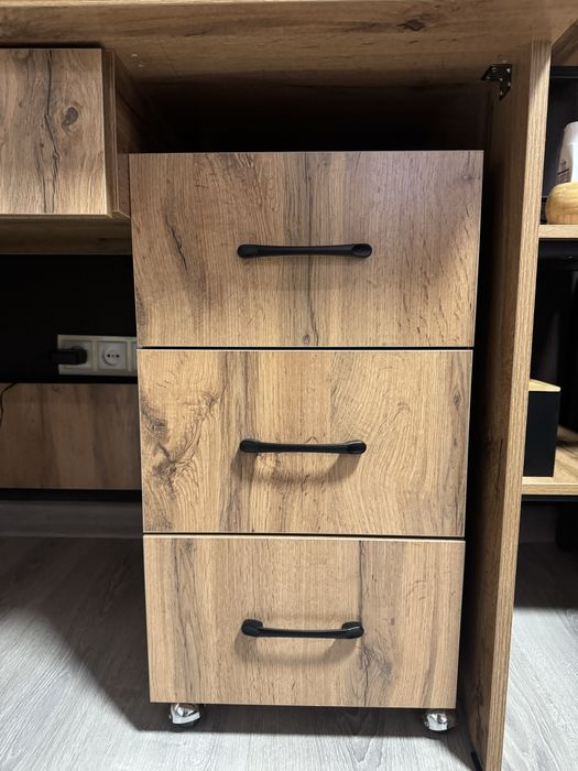 Компьютерный письменный стол