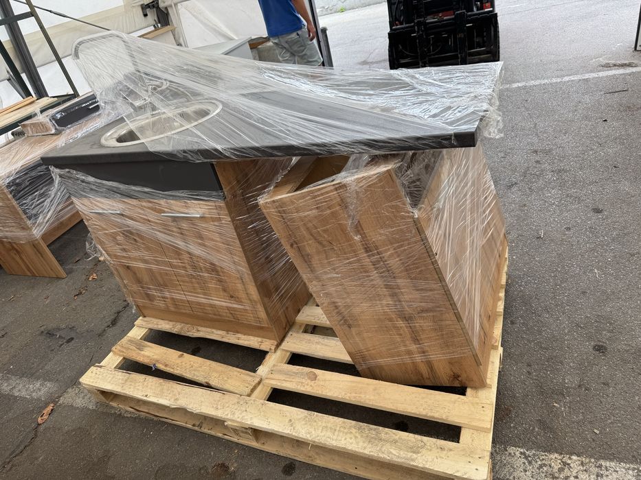 Кухня с плот и мивка