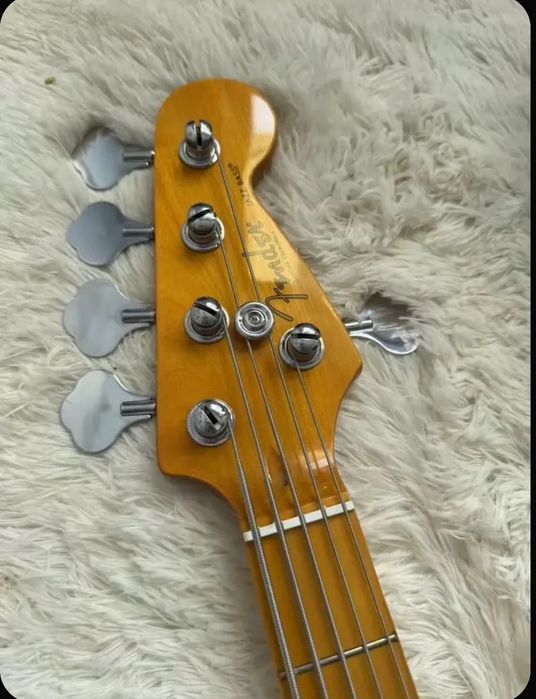 Бас гитара 5 струнная Фендер