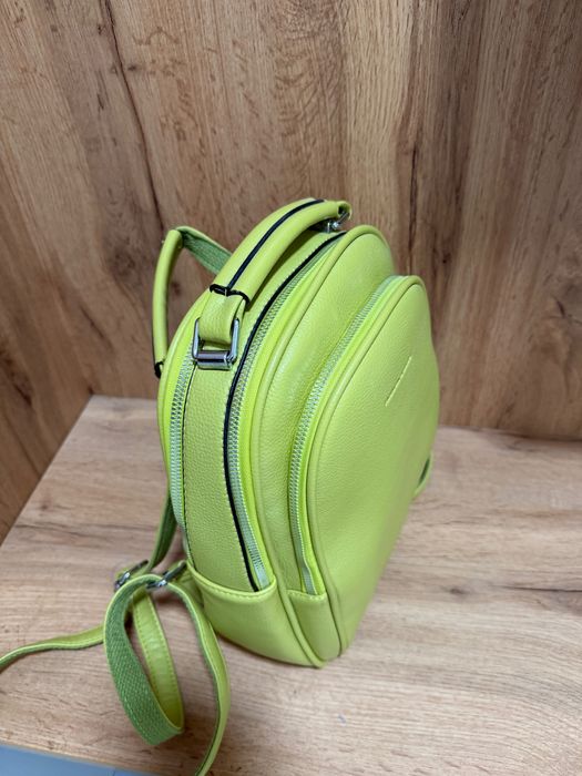Раница цвят шамфъстък – като нова, много джобове