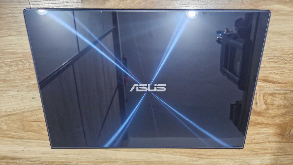 Vand Ultrabook ASUS UX302LA Quad i5/4GB/SSD+HDD/WiFi/BT/W10 la 200lei