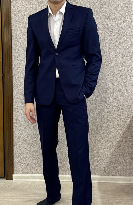 Темно синий костюм