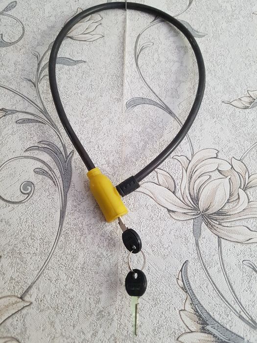 Трос - замок велосипедный на ключ.