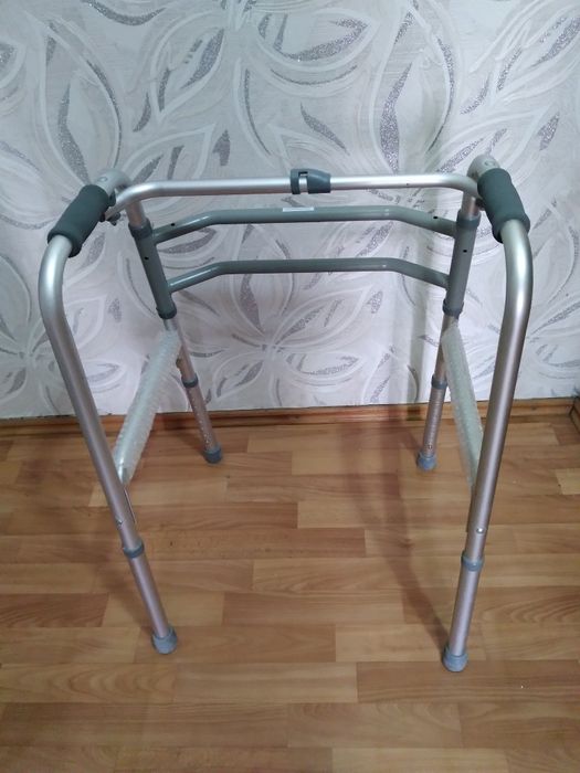 Ходунки для  взрослых. Регулируемые, шагающие.