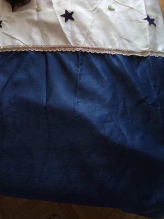 Две плътни плюшени завеси