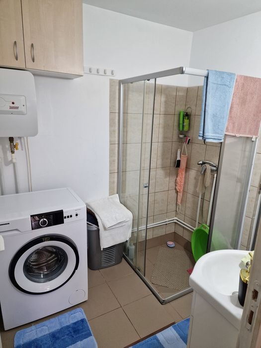 Închiriez garsonieră la curte, corp separat.