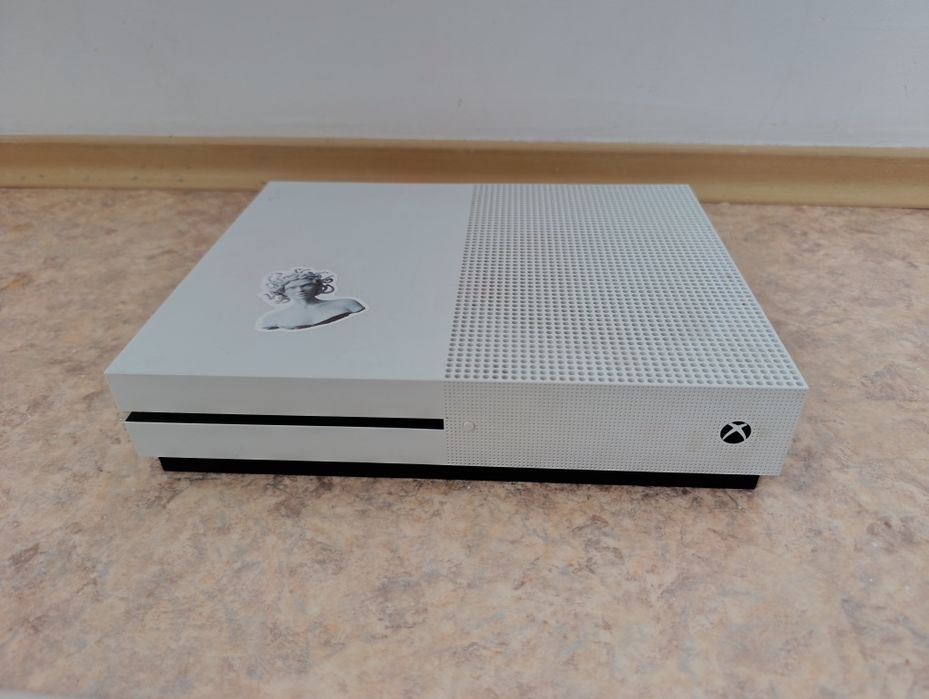 Xbox one s с встроенными двумя играми, +1 джоистик, 3 диска в подарок.