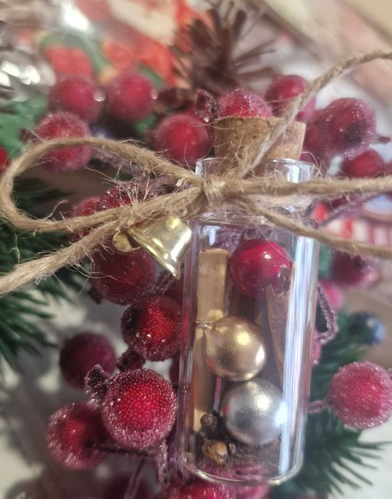Коледни късмети, скрити в стъклено шише, перли и канела