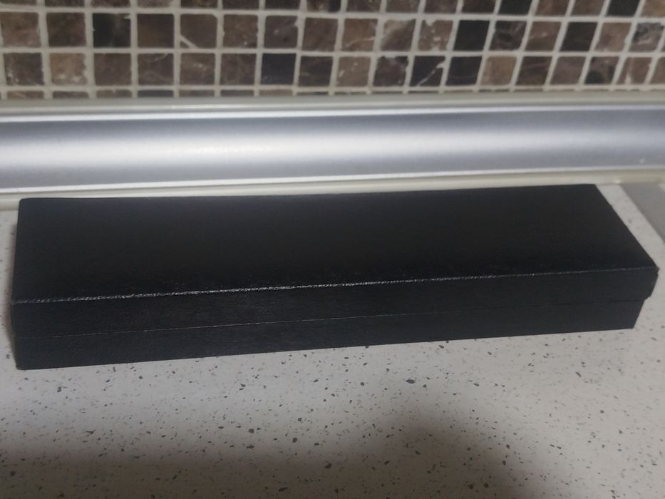 браслет ARO в черной подарочной коробке.