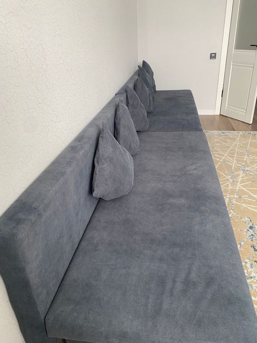 Стол 6 шт стулями и диван