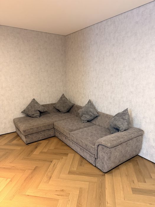 продам диван с 4 подушками (раскладной)