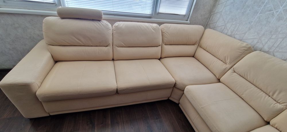 Ъглов диван със спален механизъм.
