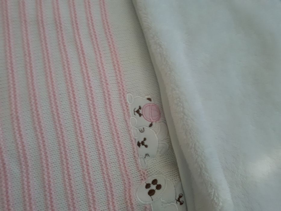 Бяло с розово пухено одеалце