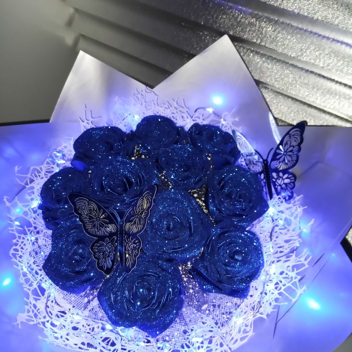 Букет из бабочек и роз