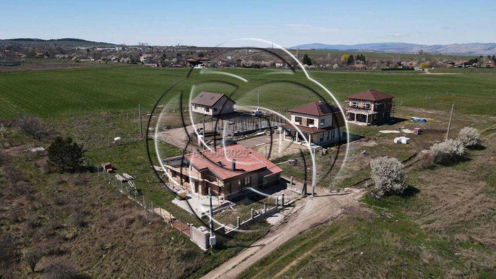 Урегулиран парцел до асфалтов път