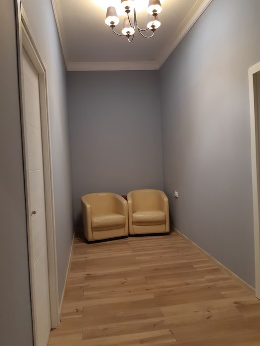 Inchiriez spatiu salon