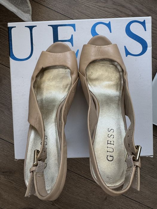 Обувки и сандали Guess