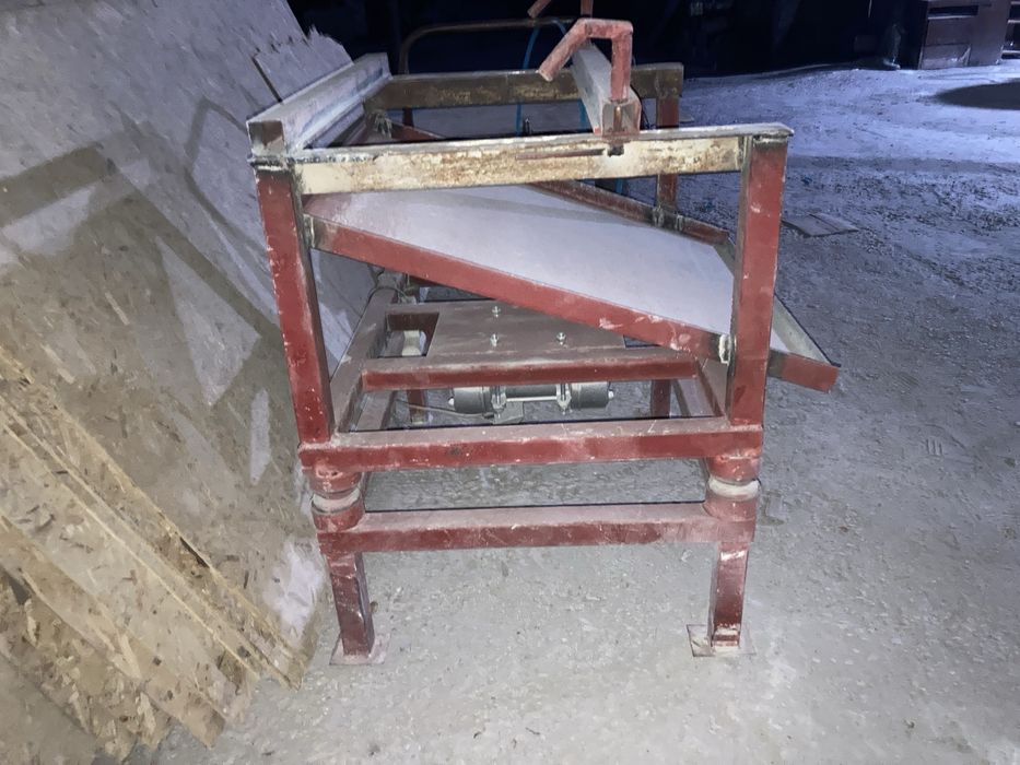 Вибростол для снятие брусчатки с формы.