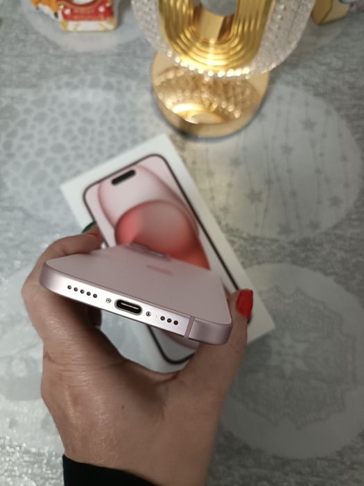 Vând iPhone 15 Pink 128GB