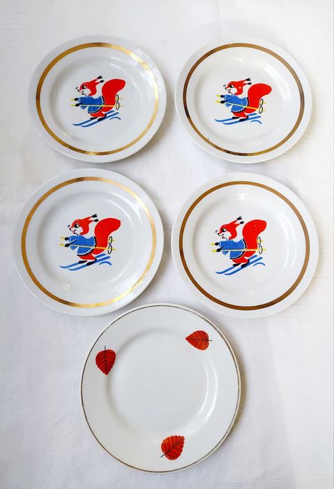 Тарелки, блюдца, салатницы