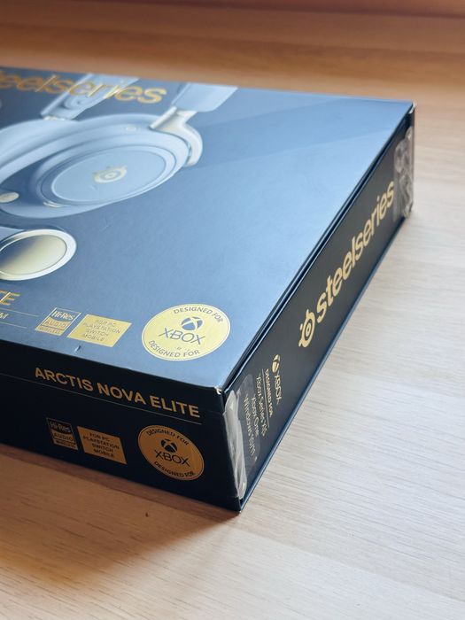Căști premium Arctis Nova Elite, varianta Sage Gold