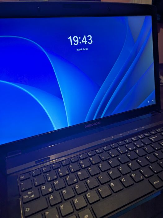 Vând laptop  medion