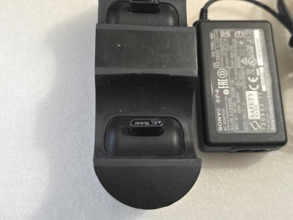 Stație de încărcare originala Sony PlayStation 4 (CUH-ZDC1), Alimentator Inclus