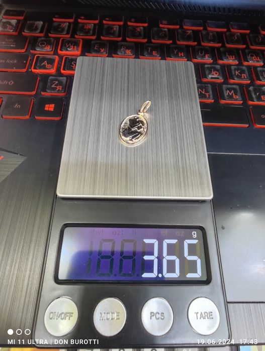 Женский золотой кулон Водолей