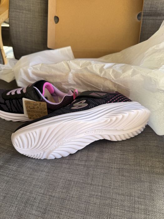 Skechers fete.  noi. 23.5cm