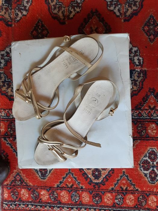 Oyoq kiyimlar sotiladi