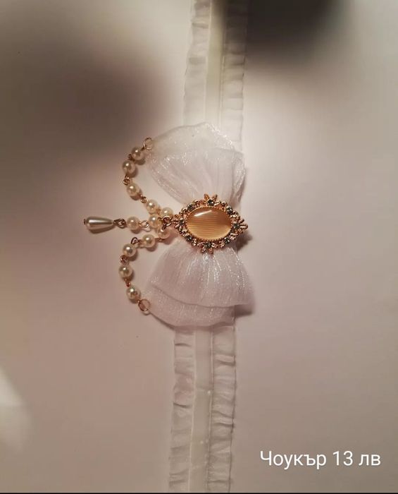 Различни обеци и чоукър