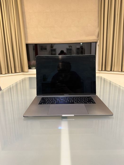 Macbook Pro 2018 i7 | 16GB RAM | 512GB SSD - Display Nefunctional