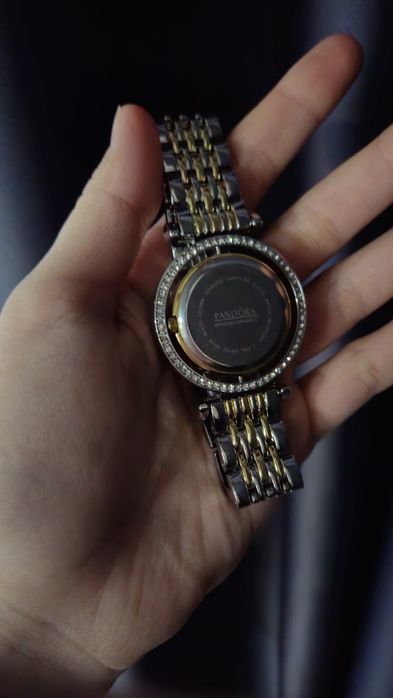 продаёт часы PANDORA