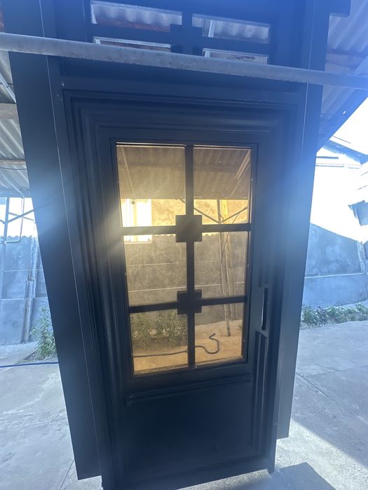 серая железная дверь