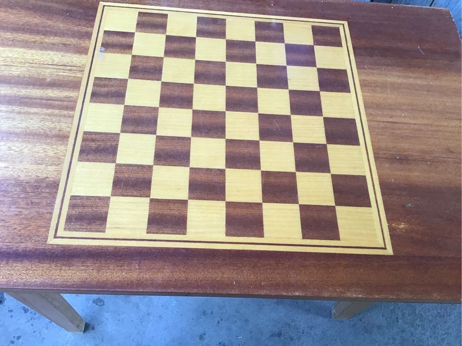 небольшой столик