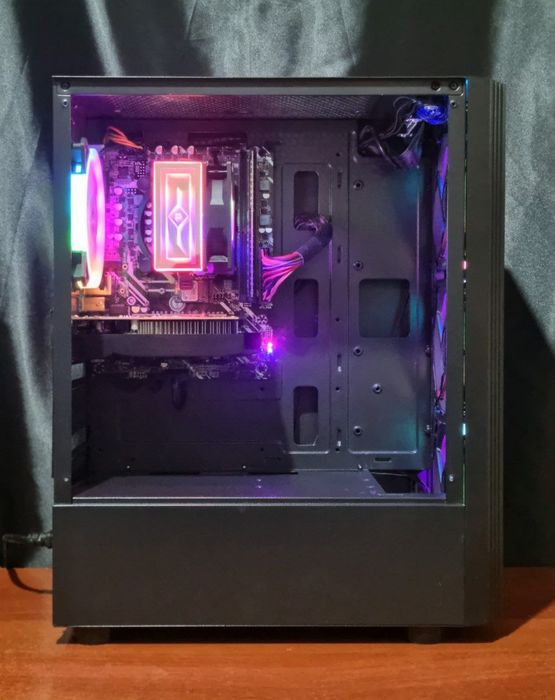 Igravoy stol kompyuter sotiladi.