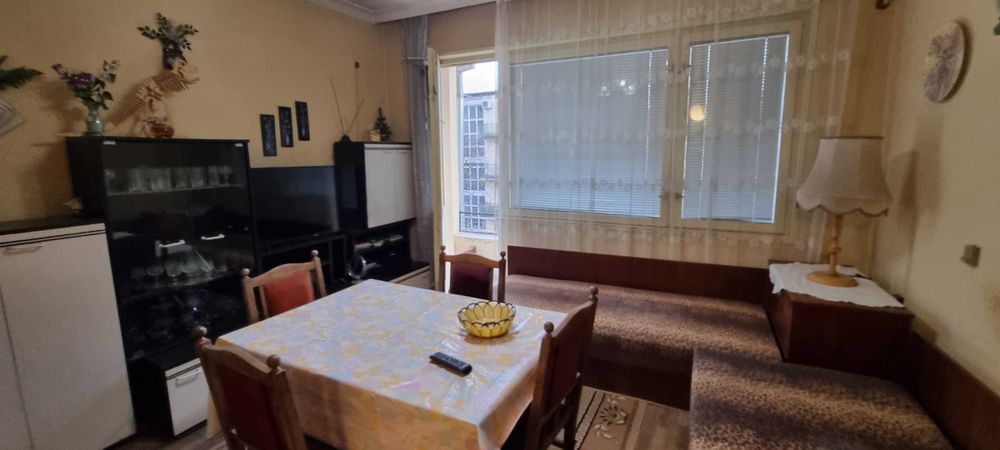 1242-Продава се тристаен тухлен апартамент в идеален център!