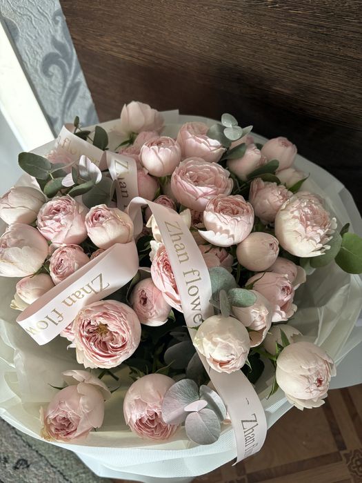 Пионовидные розы , свежие.Отдам за 13к. Фото сделано в момент  продажи