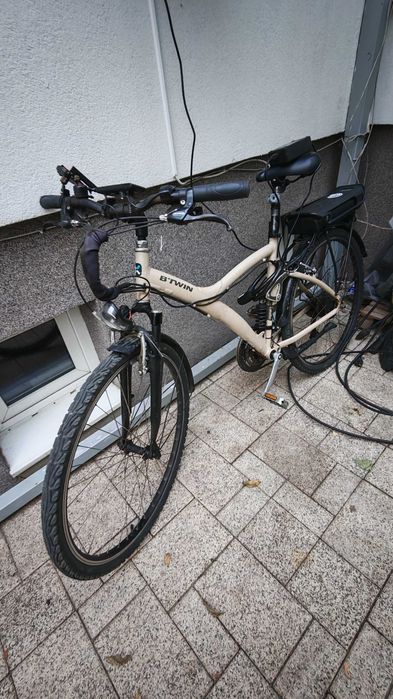 Două biciclete în stare bună, una electrică