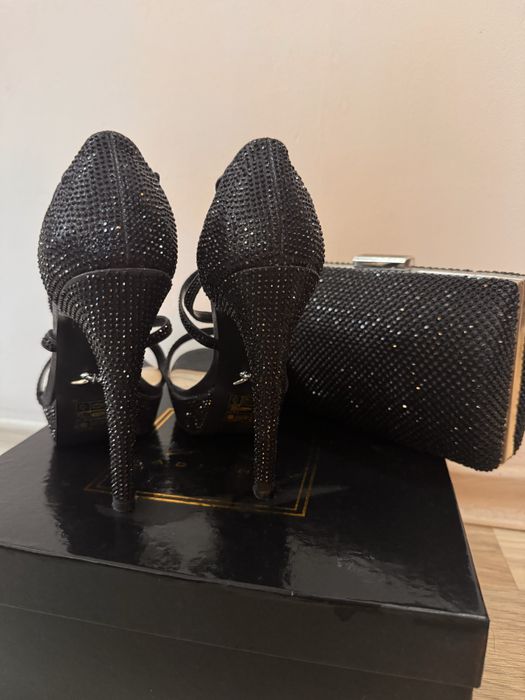 Невероятен комплект - сандали на ток с камъча + чанта на Radichev