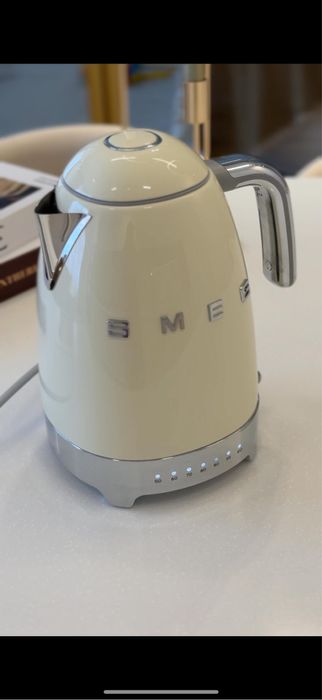 Чайник SMEG в кремовом цвете