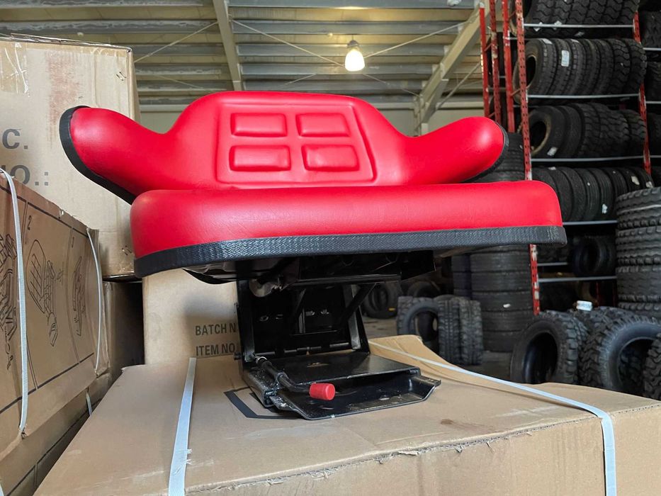 Scaun Rosu de tractor cu prindere universala garantie livrare