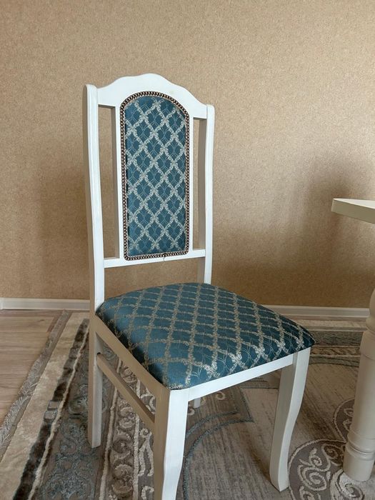 Продаю стол со стульями