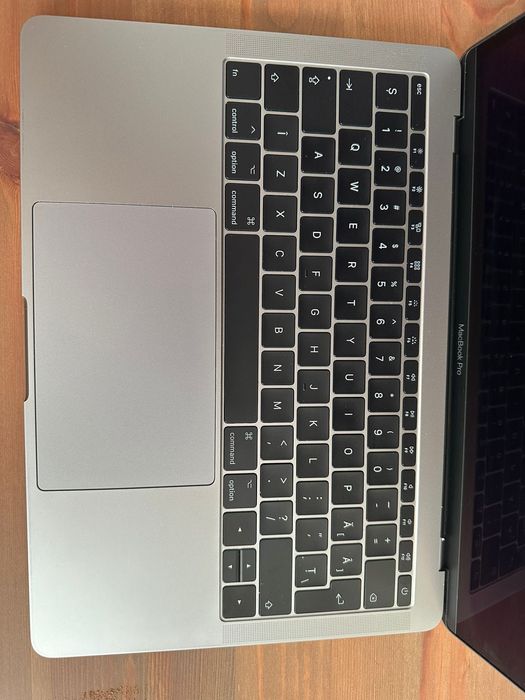 MacBook Pro 13 cu procesor i5, 8Gb RAM și 128Gb SSD