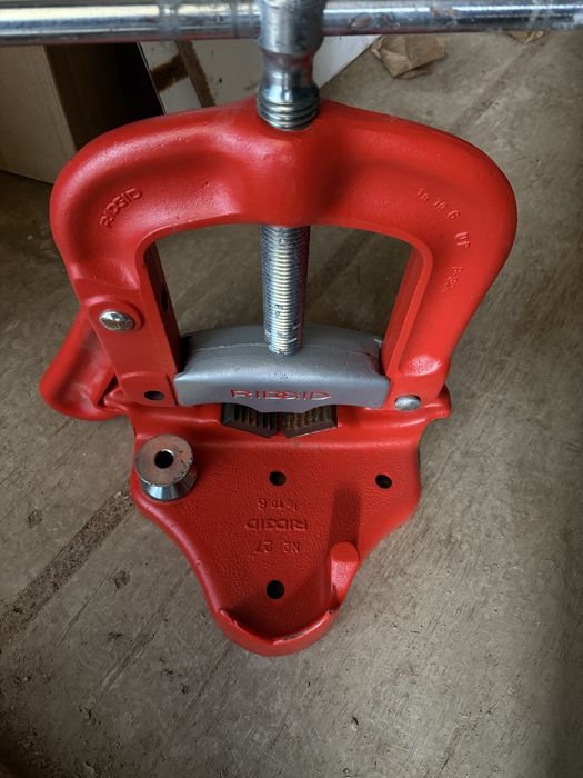 Тиски откидные для труб