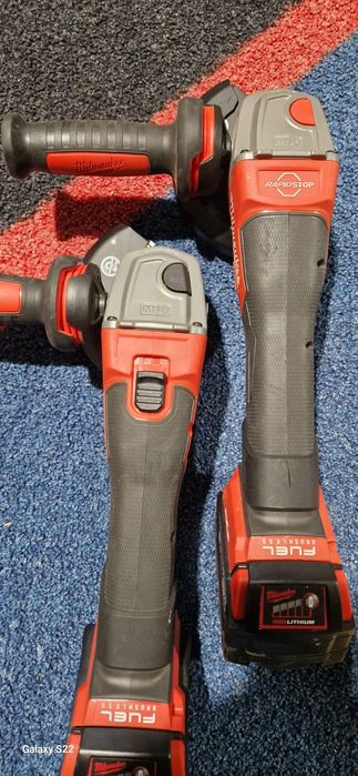 Milwaukee polizor pe acumulator