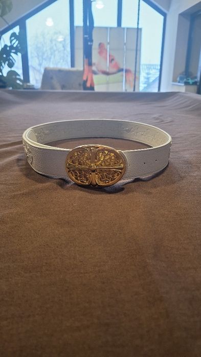 Curea chrome hearts alba cu catarama aurie