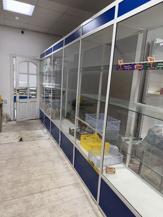 Продам витрину стеклянную недорого 4 метра