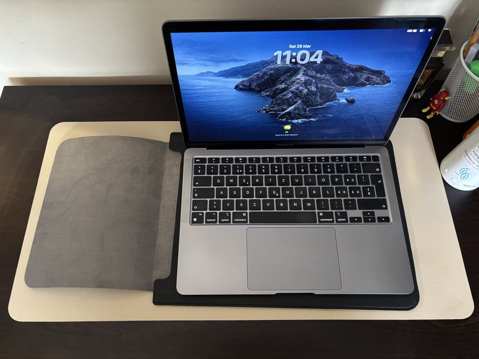 MacBook Air 13,3 inch, M1 чип + ПОДАРЪК два калъфа
